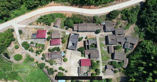 俯瞰古朴村落风貌