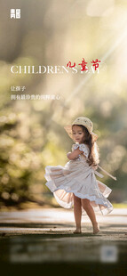 阳光下起舞的白衣小女孩