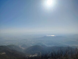 山顶俯瞰壮丽云海景观