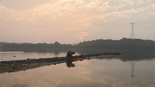 北江河岸清晨日出景象