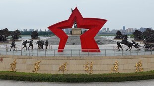 建军雕塑广场